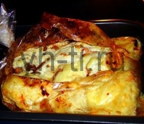 Через некоторое время разрежьте пакет и добавьте майонез