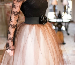 А вот еще один вариант платья с пышной юбкой из тюля разных цветов