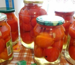 Вкусные соленые помидоры с чесноком