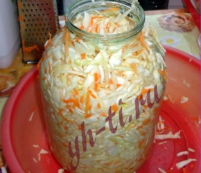 Утрамбовываем капусту в банку очень плотно