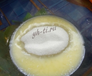 После высыпаем сахар