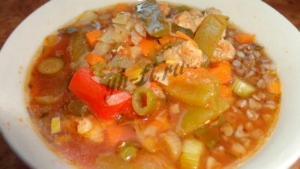 Любое мясное блюдо будет только вкуснее с ароматными чесночными стрелками (в разумных количествах)