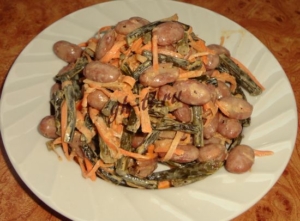Салат из чесночных стрелок, моркови и фасоли готов!