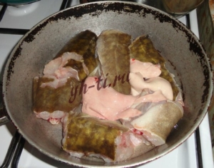 В центре видно большую розовую печень налима