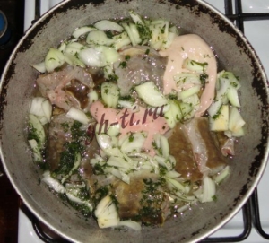 Добавляем лук, зелень и специи