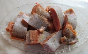 Режем на куски и натираем смесью из соли, сахара и перчика