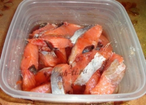 Оставляем рыбу просаливаться на несколько часов