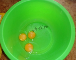 Разбиваем яйца в глубокую посуду