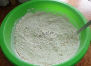 Насыпаем муку и перемешиваем