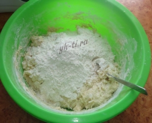 По мере необходимости подсыпаем еще муку