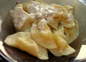 Готовые вареники с картошкой подаем со сметаной