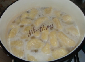 Закидываем в кипящую воду и варим, пока не закипят