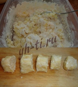 Добавляем муку, раскатываем тесто колбаской и режем на кусочки