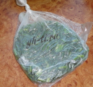 Выдавливаем воздух и распределяем содержимое по всему пакету