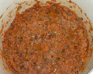 Добавляем все овощи в кастрюлю к томатам и тушим до закипания