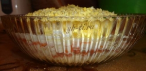 Слоеный салат с красной рыбой и овощами