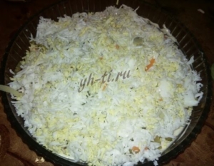 Последний слой - белки яиц и майонез