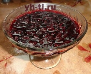 Варенье из жимолости с вишневыми листьями