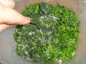 Укроп и зеленый лук разминаем вместе с солью