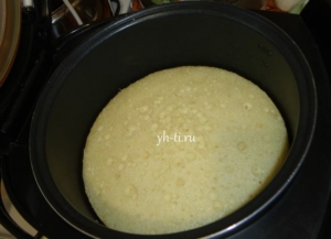 Бисквит сверху получается беленький