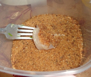 А затем в панировочные сухарики