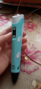 Ручка с дисплеем, кнопками регулировки температуры и загрузки/выгрузки пластика