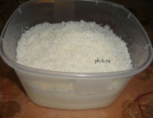 Кокосовую стружку высыпаем в молоко