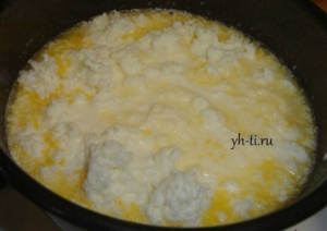 Добавляем кокосовую стружку с моолокм