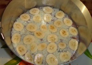 Поверх кладем еще банан