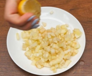 Добавляем в него немного лимонного сока