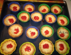 На дно корзиночек выкладываем джем