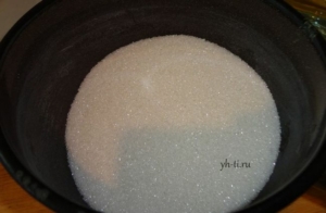 Пересыпаем сахар в сотейник