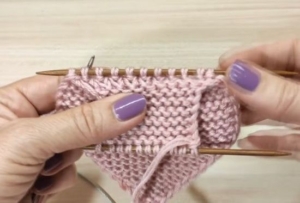 Теперь вяжем вторую спицу