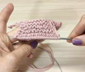 И продолжаем вязать дальше платочной вязкой