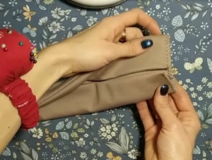 Укладываем концы повязки