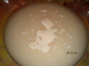 Вот такая пенка появляется, когда дрожжи начинают действовать