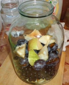 Кладем фрукты и ягоды в банки