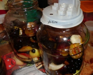 Заливаем сиропом на первый раз, и спустя пару минут сливаем сироп