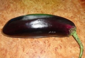 Баклажан моем и нарезаем