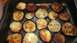 Баклажаны отправляем на противень