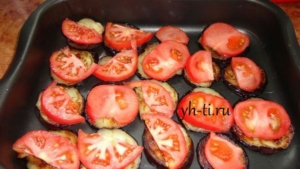 Сверху кладем помидоры