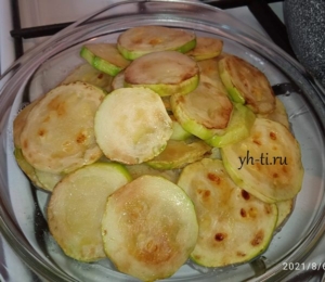 Обжариваем кабачки с двух сторон