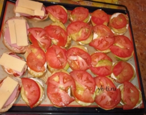 Поверх кабачка - помидоры