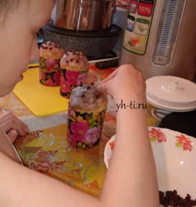 Процесс украшения куличей