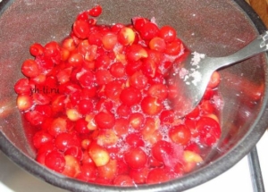 Варим вишневый конфитюр для торта