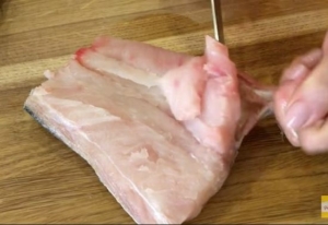 Отделяем кости и шкуру