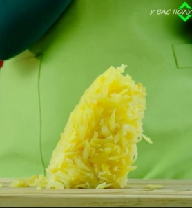 Сваренный картофель натираем на терке