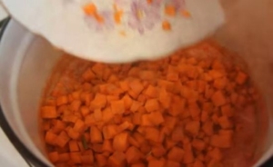 Теперь отправляем в салат морковь...