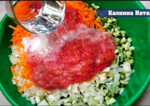 Смешиваем овощи, добавляем воду, масло, соль и сахар