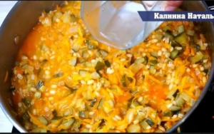 В конце наливаем уксус и тушим еще 10 минут